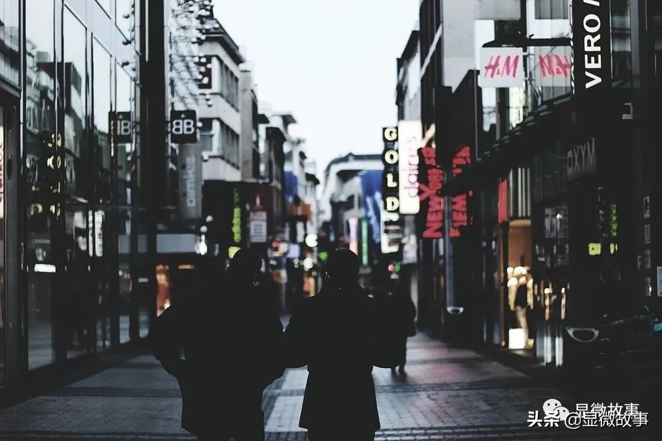 月薪4000的小镇青年背过万的包,月薪4000的小镇青年