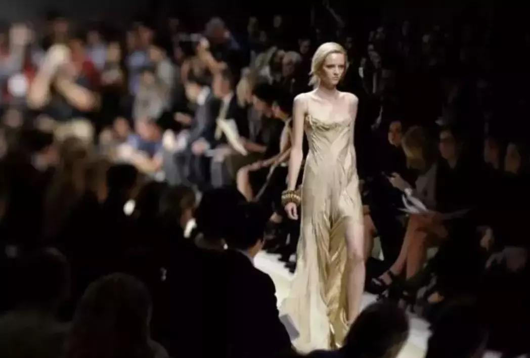 我们花了400块,把土鳖小伙子送上了伦敦时装周???