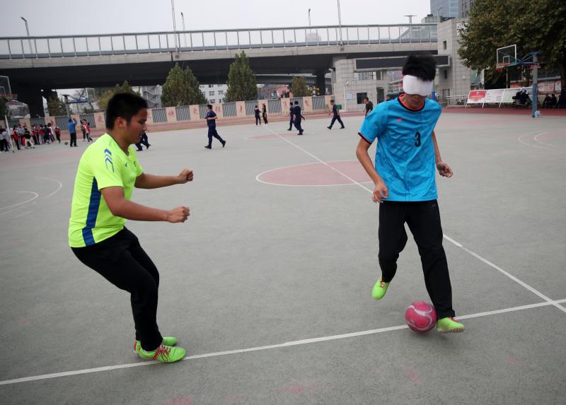 盲人观看足球赛,盲人现场看足球