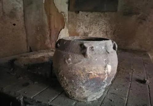 以前女人做月子,生盐就着辣椒面当零嘴儿,唯一的油荤是粘锅油