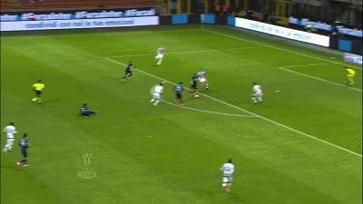 手托下巴、鳄鱼躺，蓝黑中场指挥官在网红路上一去不复返……