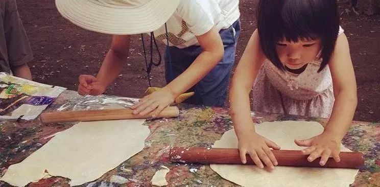 动刀抡锤，玩火涉水，这样的公园为何还能吸引那么多父母？