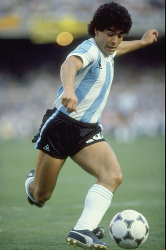 1987年，*小平邓**邀马拉多纳来中国遭拒，马拉多纳：不给3亿，不去