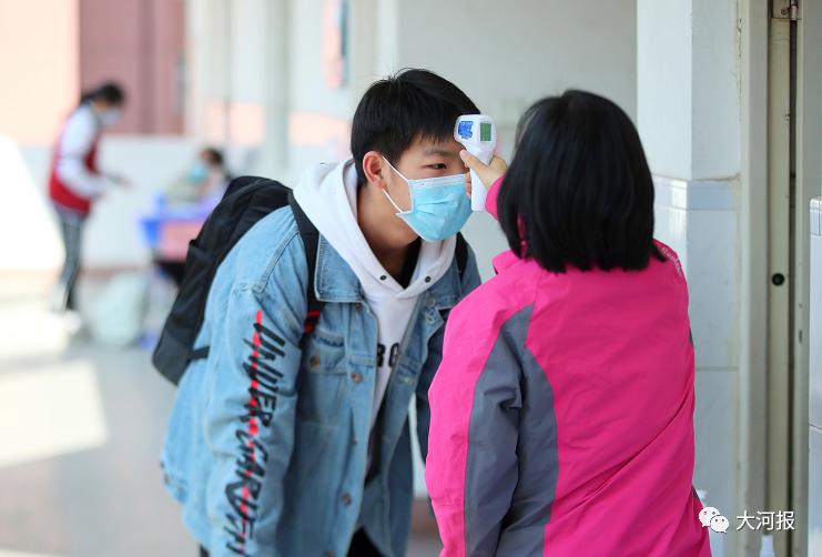 山东一学校食堂火了!一张餐桌4个凳子锁了3个,只容一人孤独地坐着