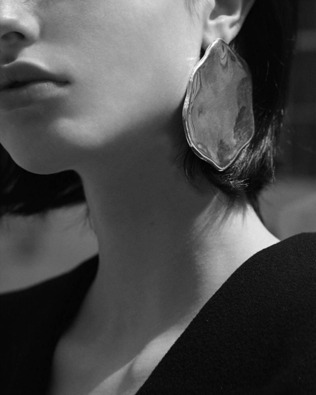 有时候质感就体现在小小的配件上，一件可以陪你穿梭日常的珠宝