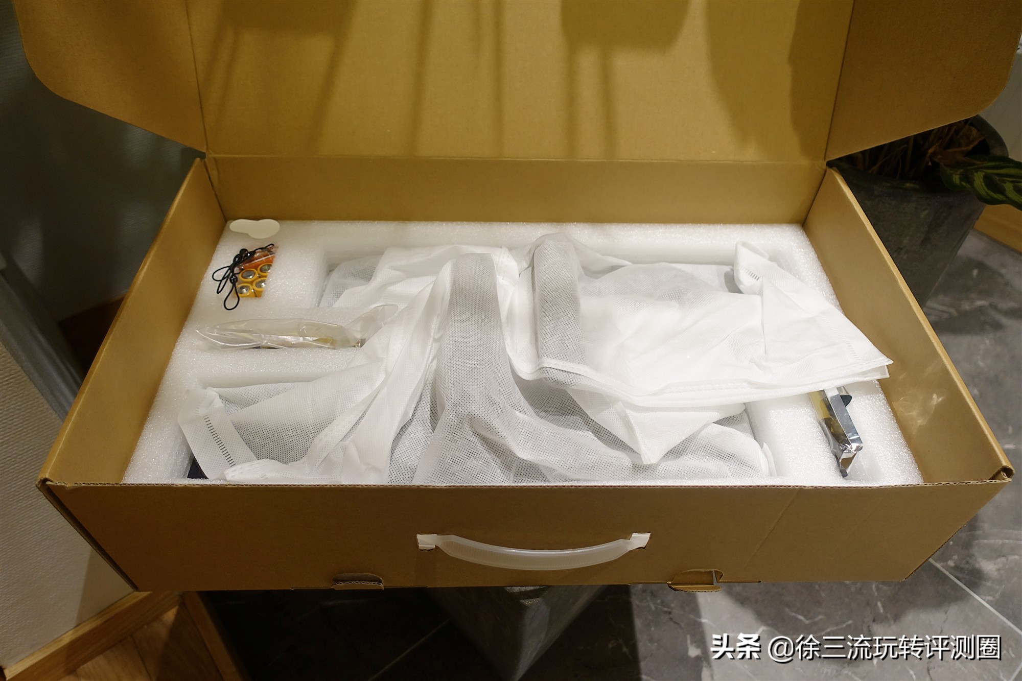 这把指纹锁不得了，内置天猫精灵AI模块，说句话就能开锁