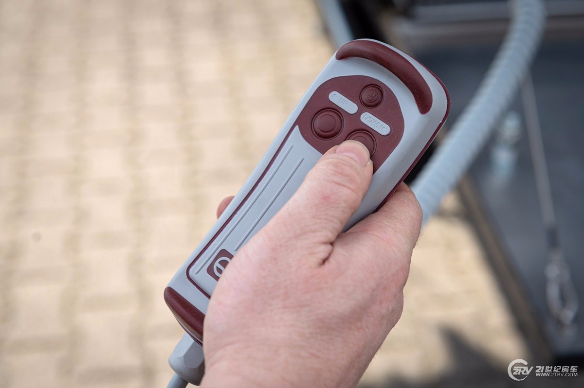 欧美顶级越野房车售价上千万,进口5米长2米高顶级越野房车