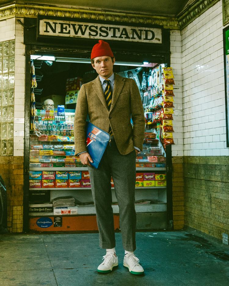 男士西装打底衫搭配运动鞋,西装牛仔裤可以搭配男运动鞋