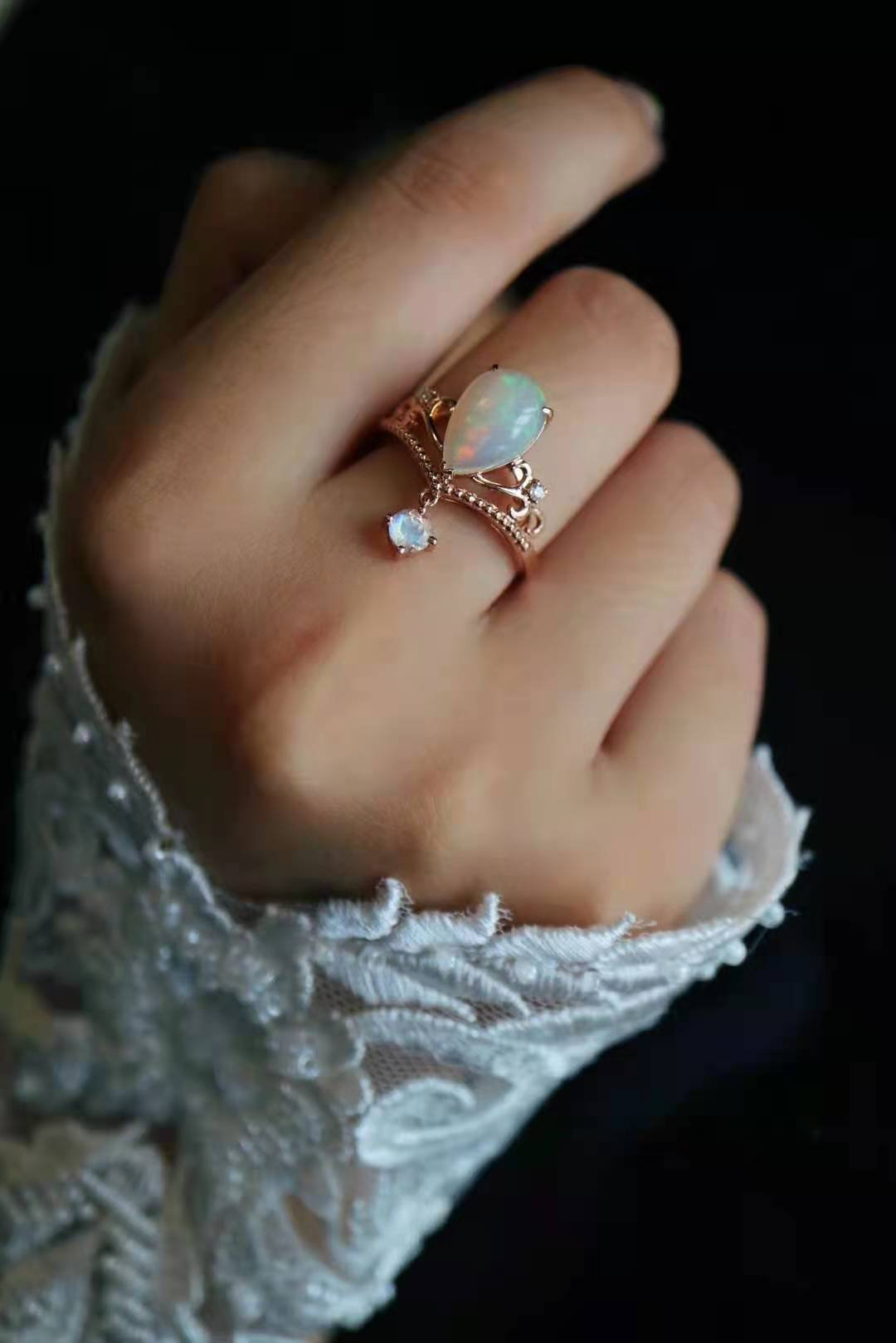 欧泊一种拥有世间所有颜色的宝石，关键还不贵