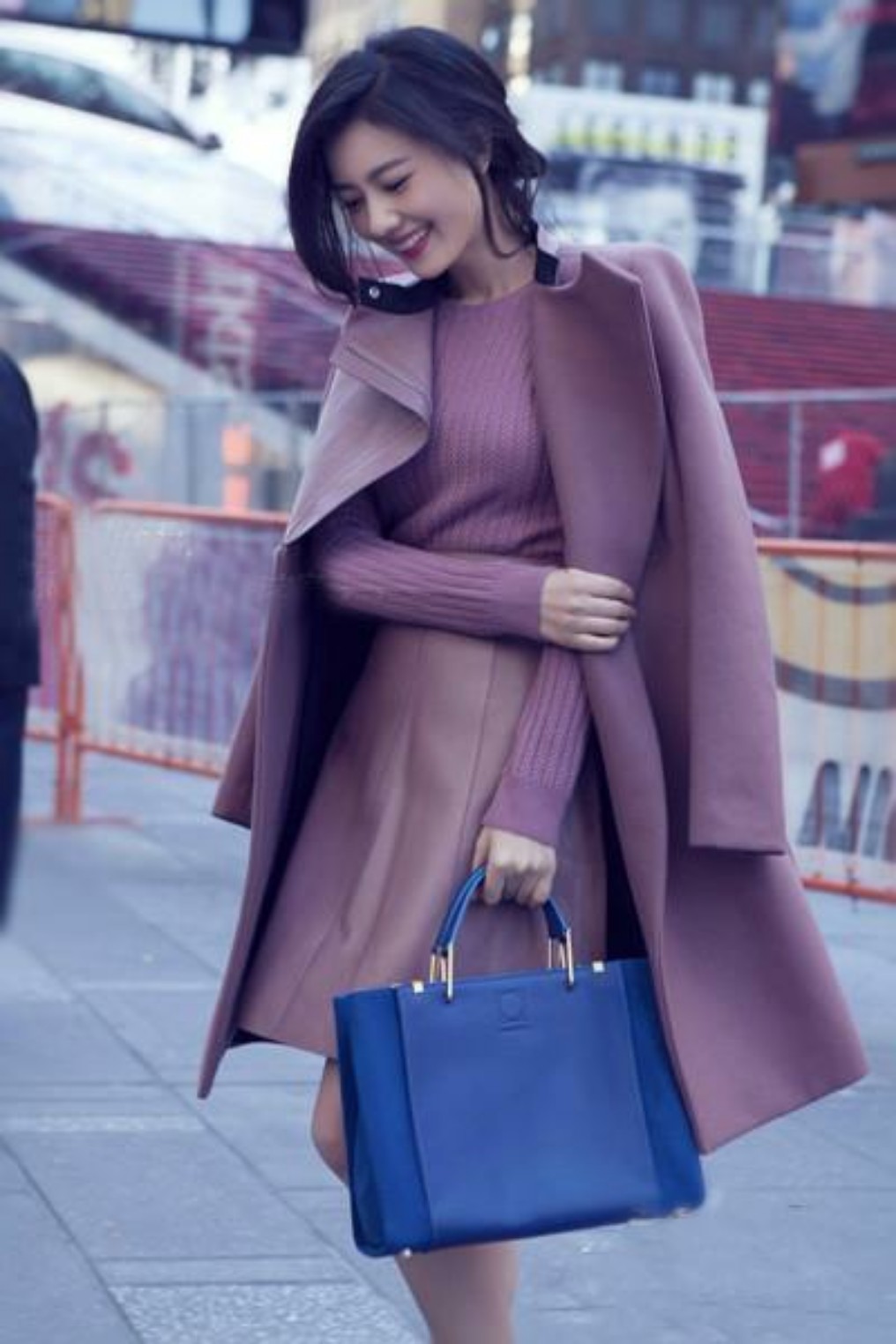 冬天大衣适合搭配什么样的包包,今年冬天穿的羊绒大衣怎么搭配