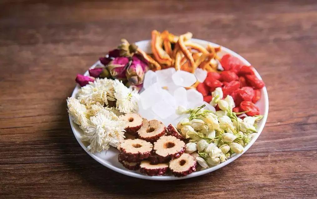 肝脏好不好看指甲或许能知道,指甲是帮助人体肝脏排毒的