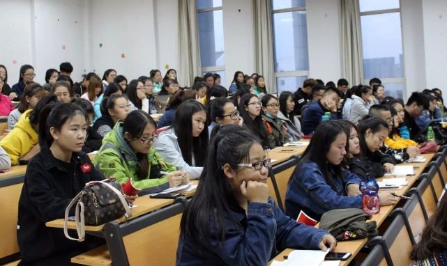 女大学生网购零食,女大学生网购小零食