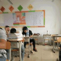 穿高跟鞋踢后卫,穿高跟鞋踢球把球踢破