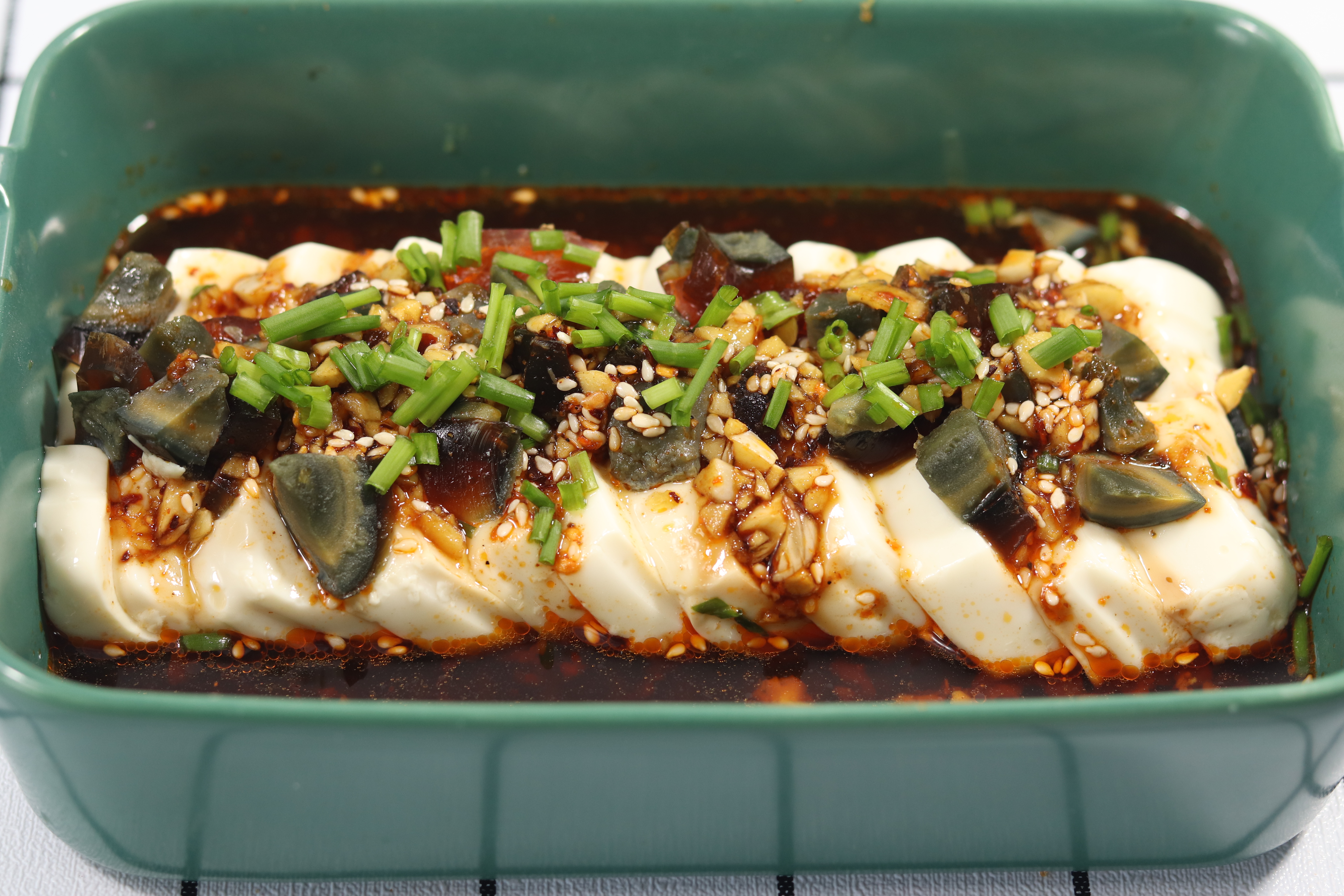 切皮蛋粘刀视频教程,如何制作皮蛋拌豆腐让皮蛋不腥