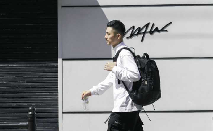 适合年轻人穿的男装品牌有哪些 (男士30到35岁十大轻奢男装品牌)