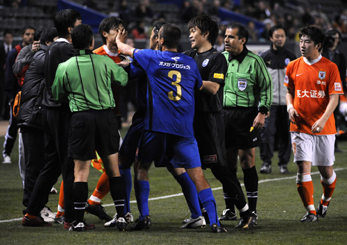 2008年东亚杯李玮峰锁喉日本队长,国足vs日本姜至鹏判罚