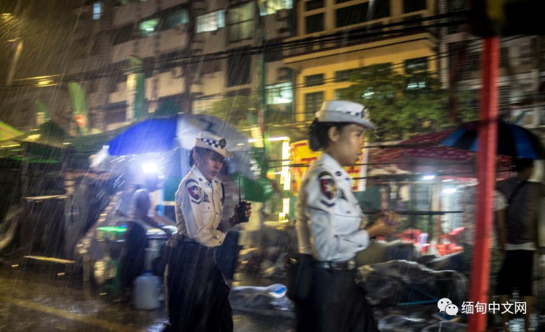 仰光雷雨，积水没过大腿，不少车子在水中“游”