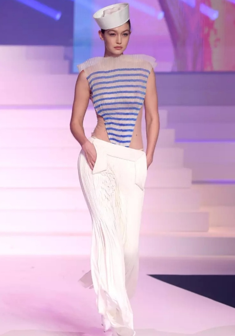 吉吉哈迪德惊艳的照片,吉吉哈迪德露脐装图片