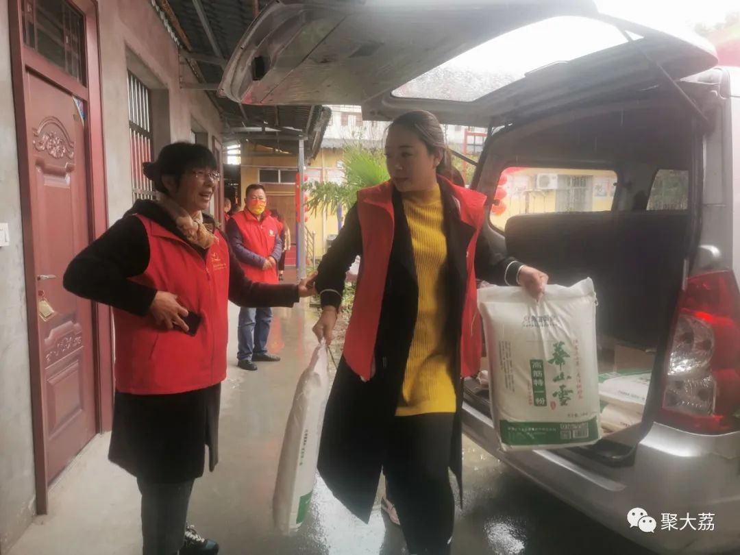 陪老人度过美好重阳节，大荔金龙、鸿运驾校、秦东考务中心在行动