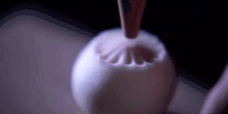 他说自己不是日本匠人，而是和果子艺术家，他做的和果子不忍吃掉