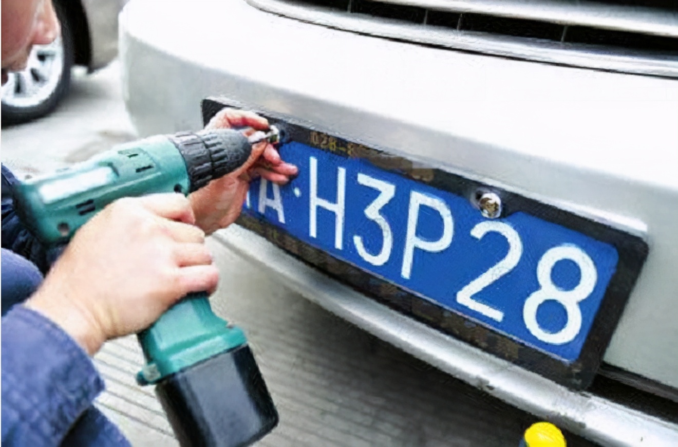 男子摇到250车牌号,小伙摇到888车牌最后直接放弃