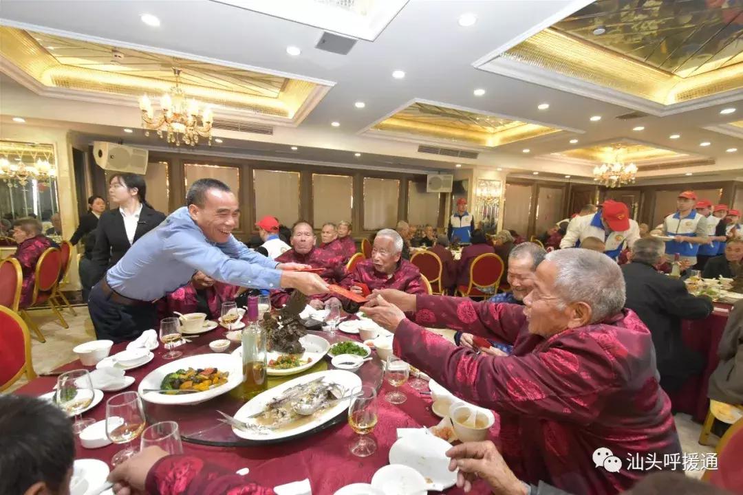 龙湖区第八个善待鳏寡百叟宴今举行铂晶大酒店多年资助大爱奉献