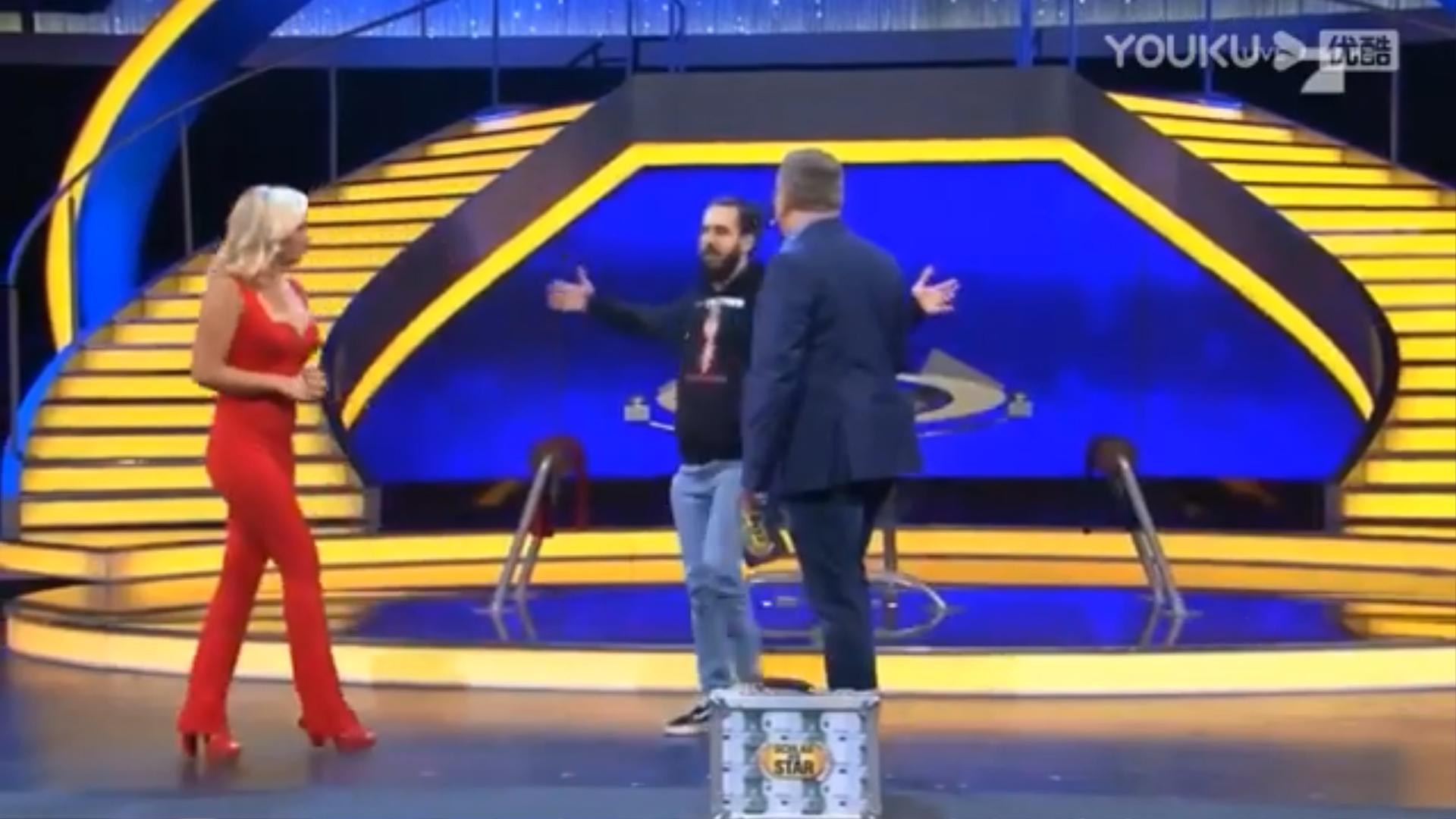 粉丝冲进电视台直播中询问gta6,疯了男子