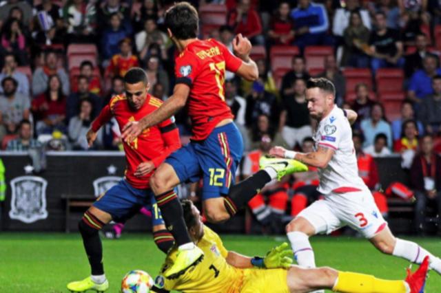 不是球星变少了，而是固定的战术体系，导致球员的风格趋向一致