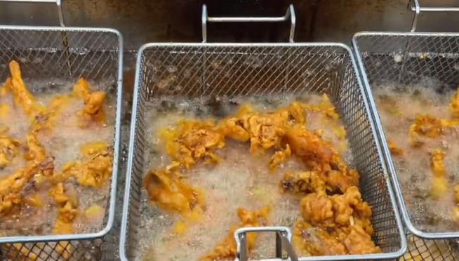 山东大姐摆摊做小吃5元一个,90后摆摊女孩卖小吃