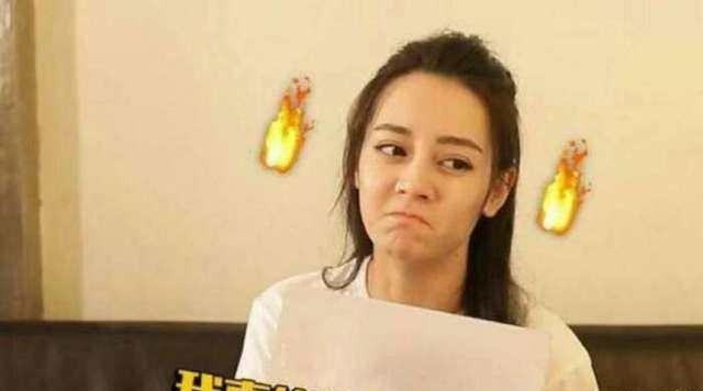 迪丽热巴2018年机场和粉丝聊天,迪丽热巴对粉丝说悄悄话