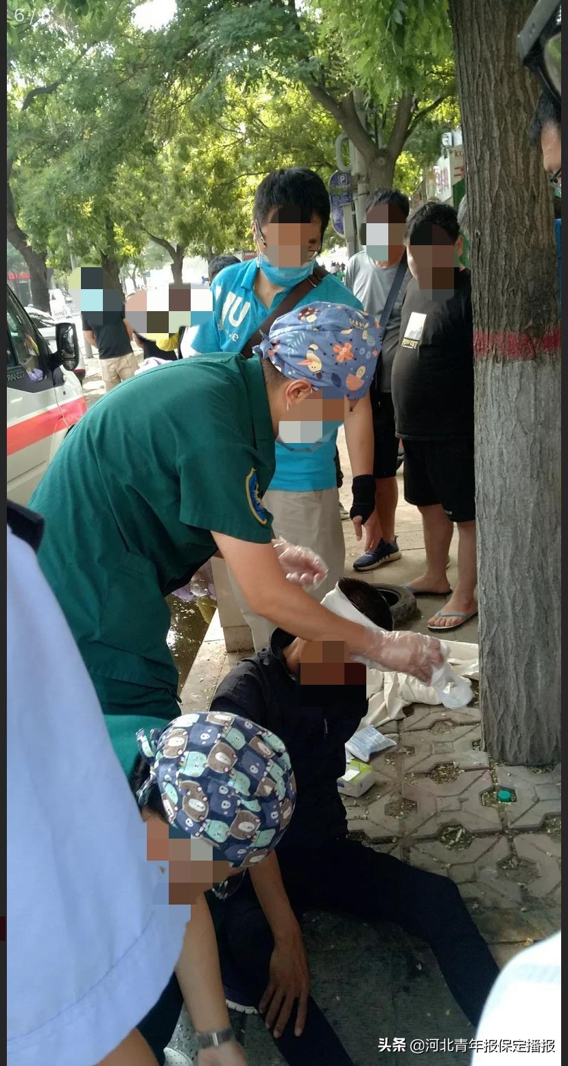 男子倒地癫痫急救,男子突发癫痫被成功救助