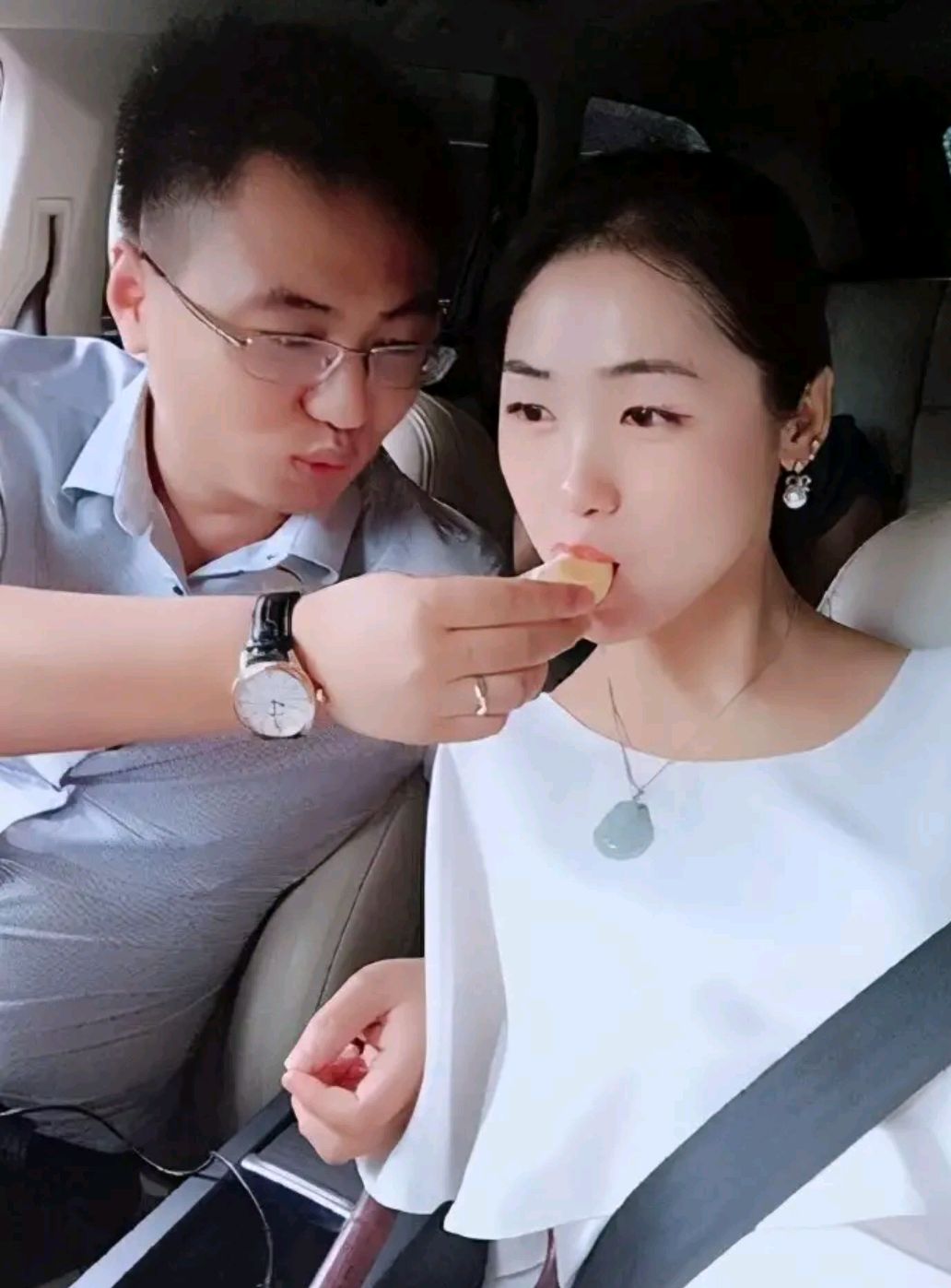 断臂女孩用脚绣花抖音号,用脚刺绣的女孩