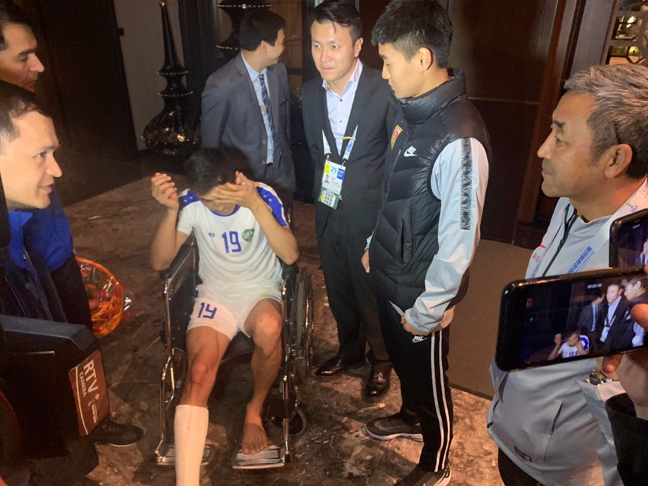 韦世豪给孙兴慜送花篮,韦世豪送花篮完整视频