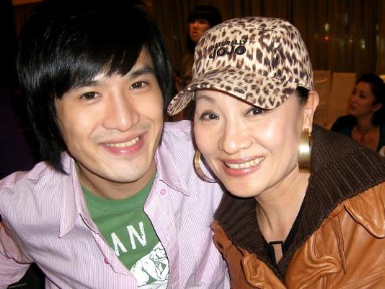 知名女星与已婚男同居18年，被当街扒衣殴打，怎么会沦落成这样？