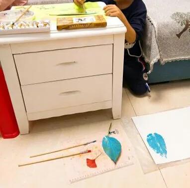 儿童进行树叶拓印过程图片,拓印创意美术9到12岁树叶大型作品