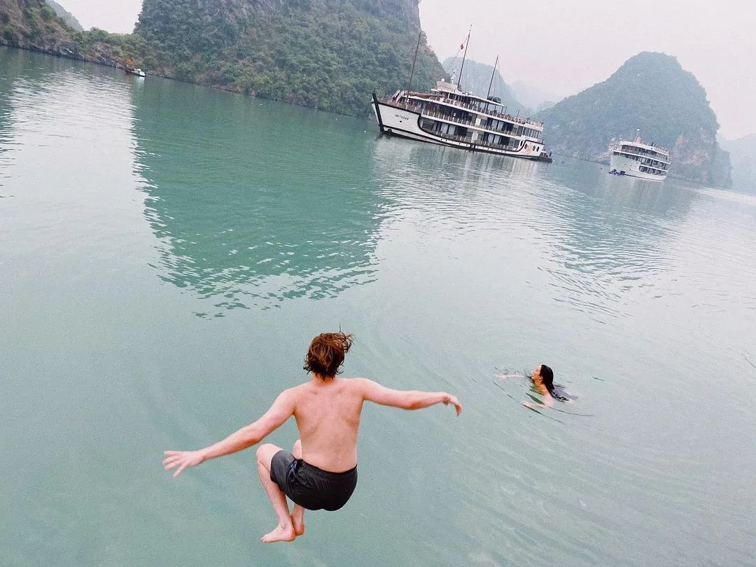 澳大利亚男歌手跟越美混血女星求婚成功