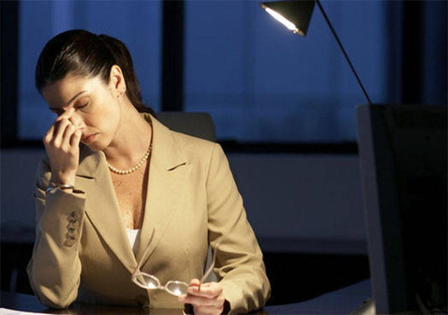 分娩造成的眼睛充血怎么办,顺产后眼睛老化怎么办