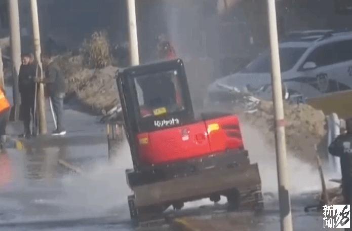 乐极生悲？上海人都开始练冰上运动了，但有人落水，有人撞断消防栓…