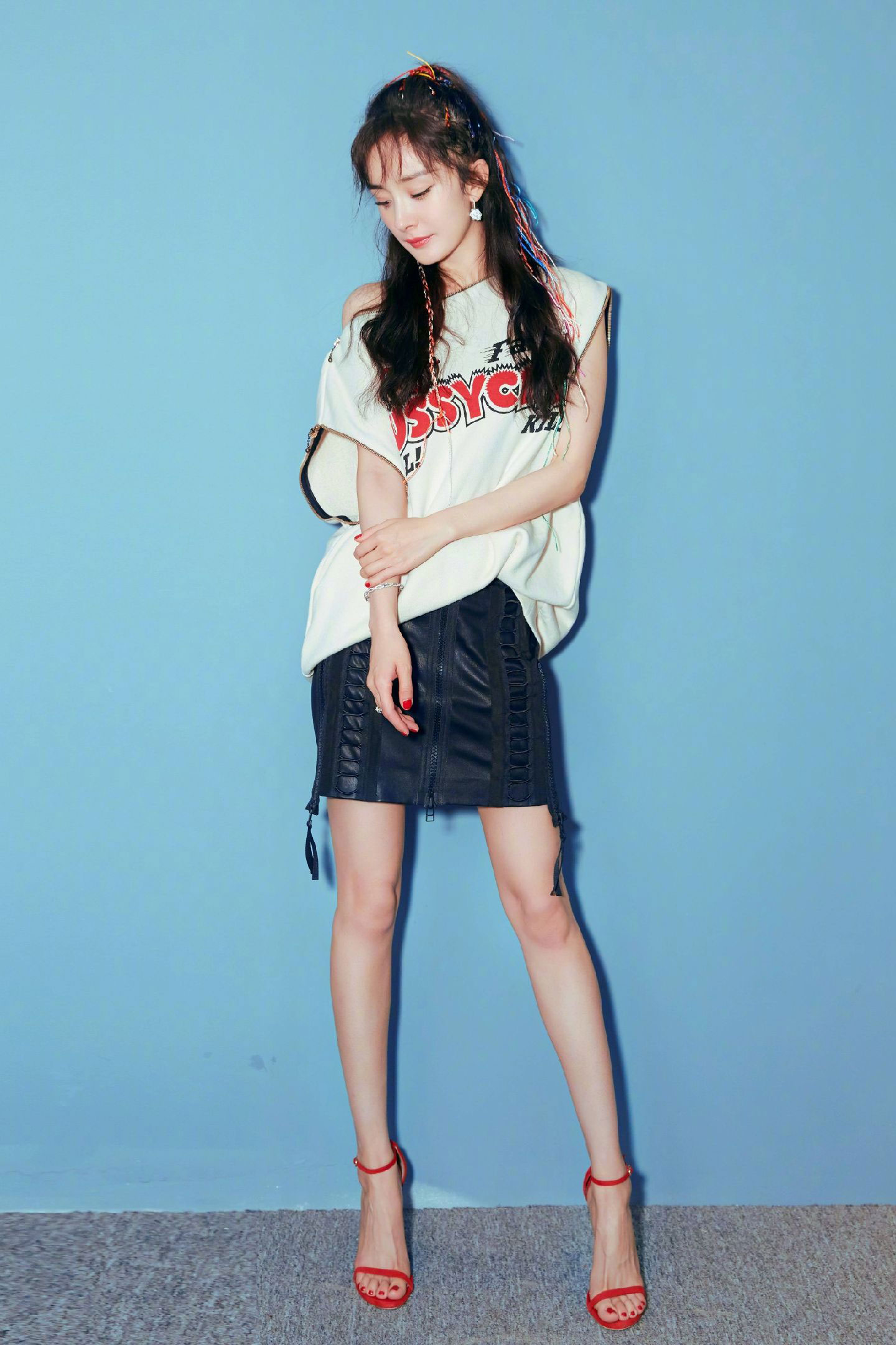 赵丽颖和杨幂同穿吊带裙,杨幂穿刺绣长裙