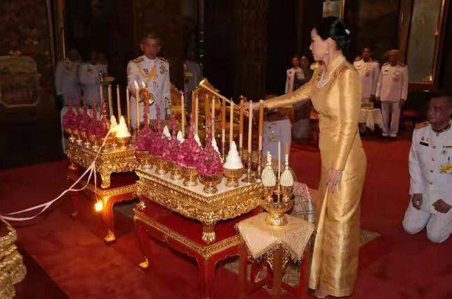 泰王给玉佛换装,泰王为玉佛换袈裟