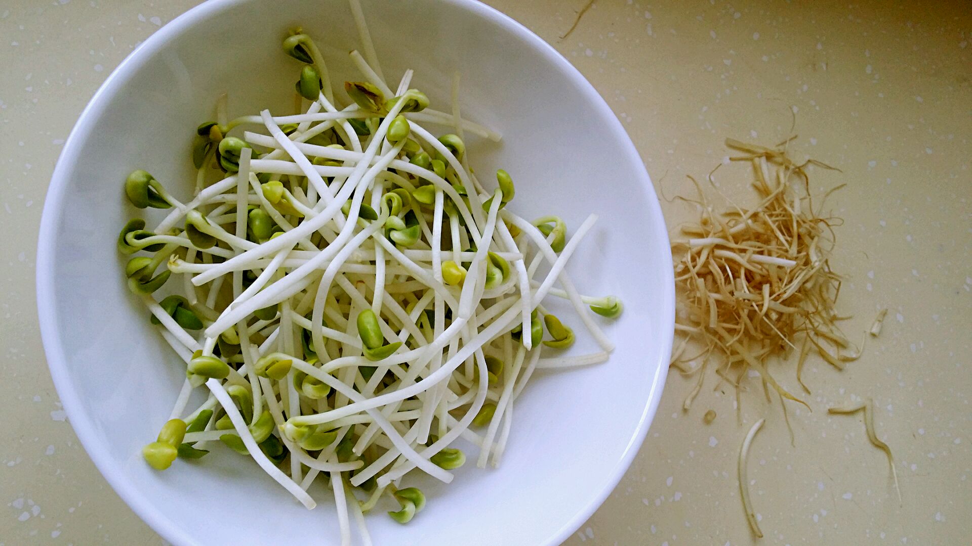 吃豆芽去豆痘,吃豆芽时怎样处理豆芽