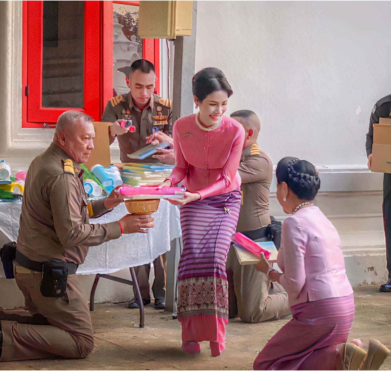 诗妮娜高清美照,诗妮娜致敬诗琳通