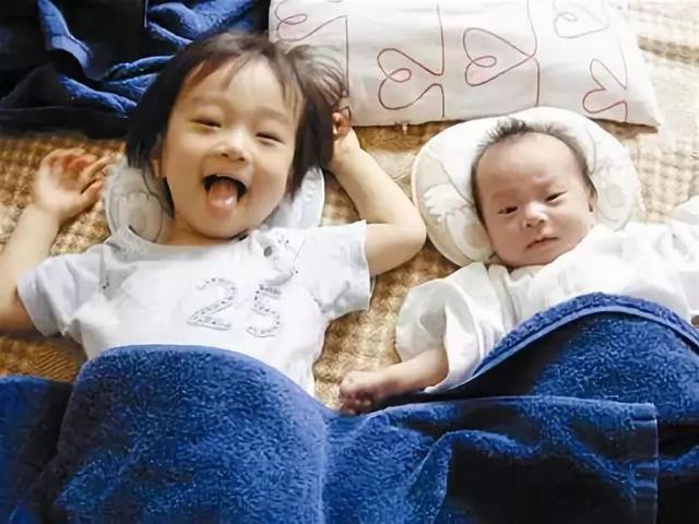 二胎妈妈怎么平衡两个孩子的关系,平衡大宝二宝