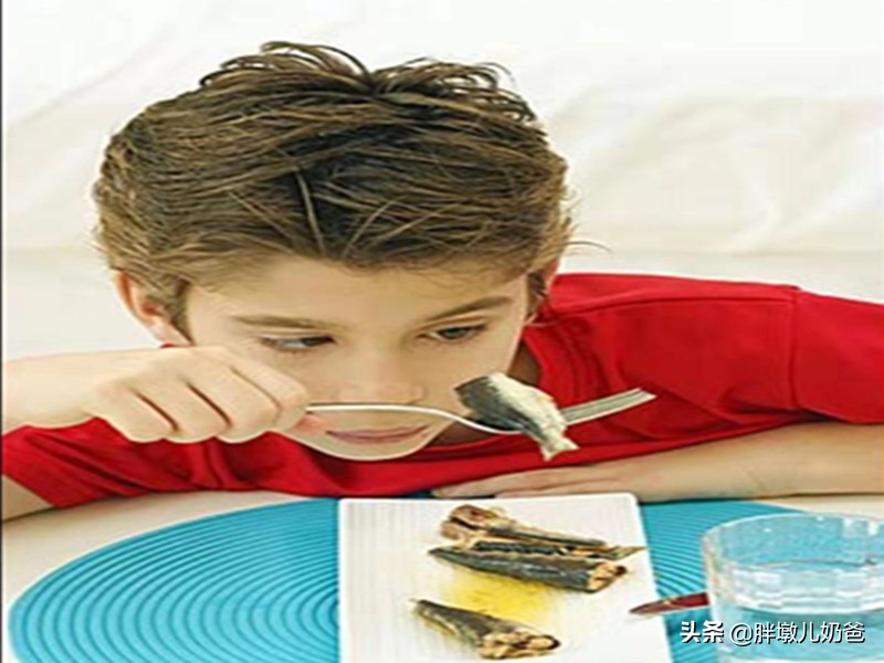 小女孩喉咙卡鱼刺,宝妈卡鱼刺