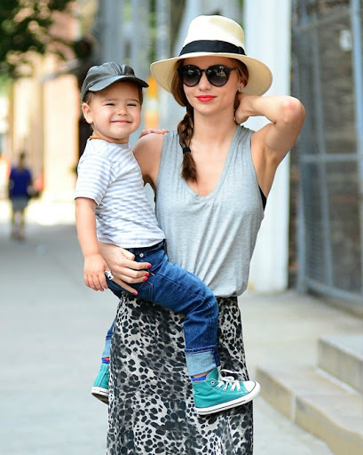 c罗晒度假小女人要活得骄傲照,c罗开心海报墙贴