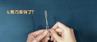 洗完的衣服发黄是怎么回事,白衣服发黄不要扔洗衣店教你一招