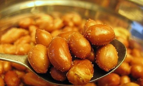 花生怎么炒才不容易糊,炒花生切记不要直接下锅炒