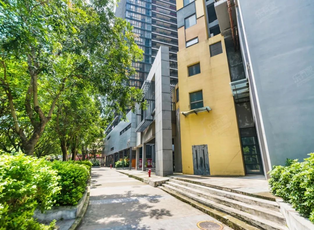 去年50万首付买华侨城的那位朋友，现在过得怎么样？