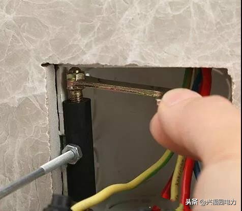 插座底盒螺丝孔大怎么处理,插座螺丝孔坏了怎么修补