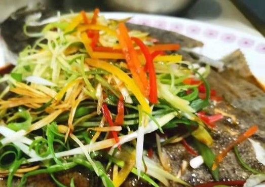 清蒸多宝鱼的做法最正宗,清蒸多宝鱼的做法最正宗的视频